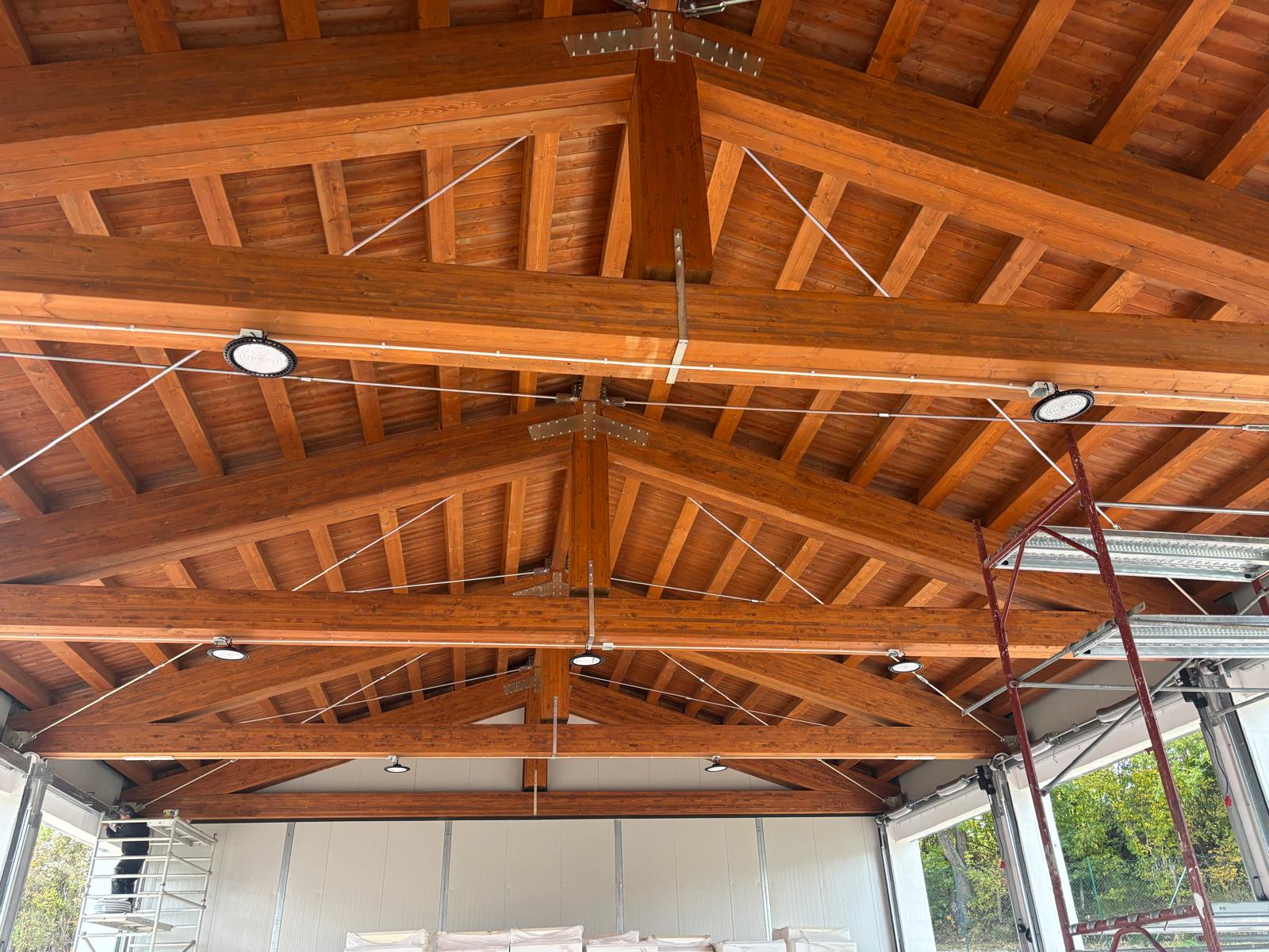 Corpi illuminanti installati sulla struttura in legno
