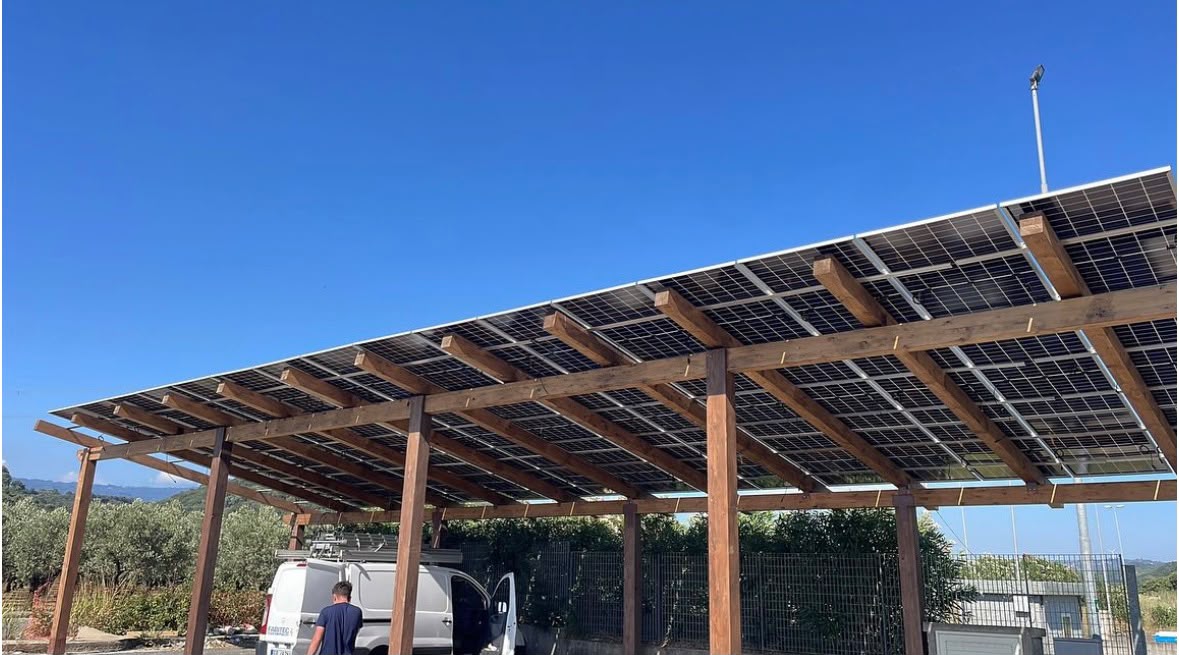 Pannelli fotovoltaici installati sulla struttura in legno
