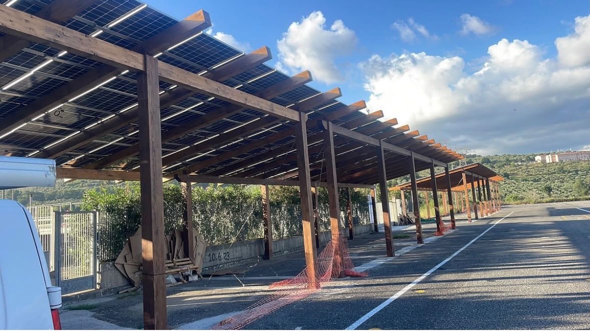 Pensilina fotovoltaica realizzata presso il depuratore comunale di Maida