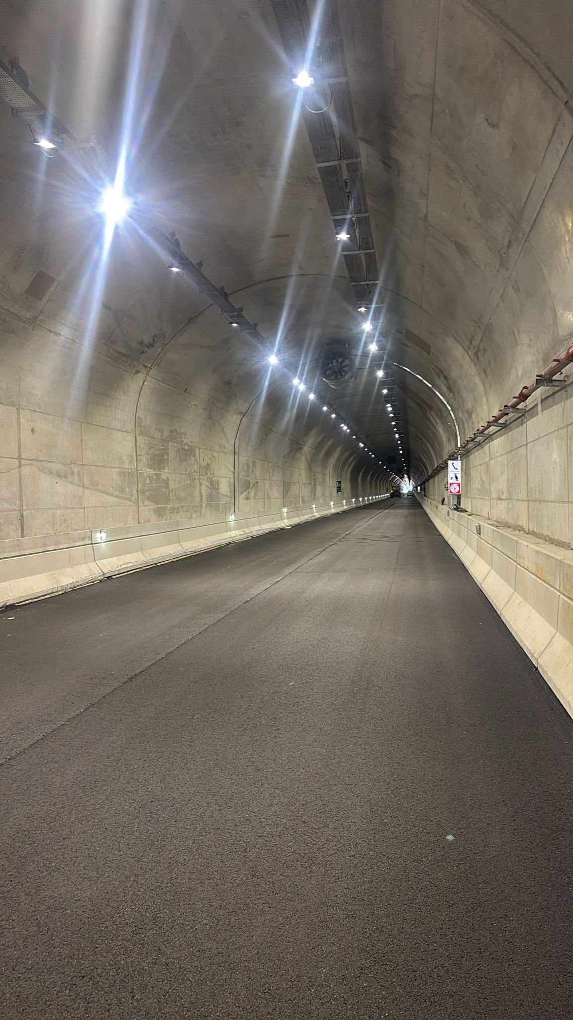 Impianto di illuminazione in funzione nella Galleria del Sansinato