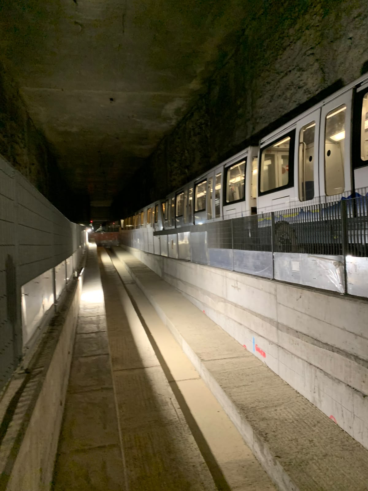 Treno della Metropolitana di Torino lungo la nuova tratta in costruzione